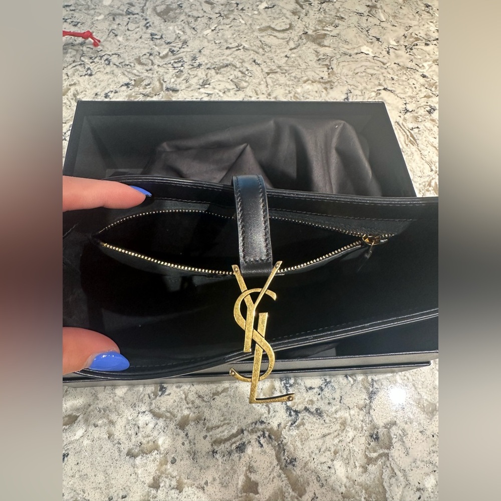 Yves Saint Laurent Black and Gold Shoulder Bag : “LE 5 À 7 IN SMOOTH LEATHER” - Picture 3 of 3